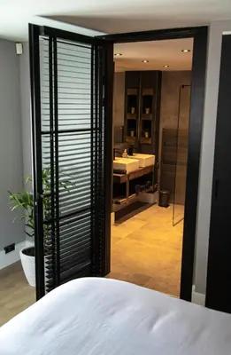 a bedroom with a view of a bathroom at B&B de Nieuwe Haven in Bunschoten