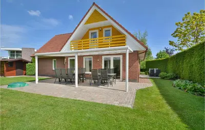 a house with a table and chairs in a yard at Horsterhuis in Zeewolde