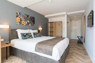 a bedroom with a large bed in a room at Hof van Holland Hotel in Edam