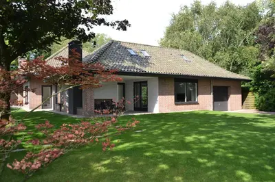 a brick house with a lawn in front of it at Fiddler's Hoorn in Zwaag