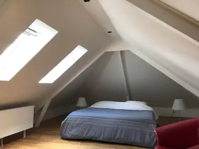 a bedroom with a bed in a attic at Fiddler's Hoorn in Zwaag