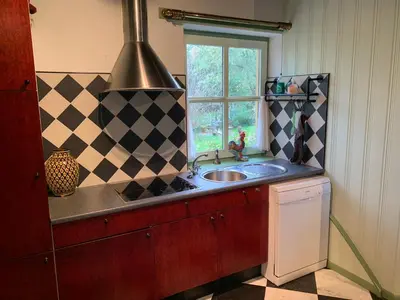 a kitchen with a sink and a window at B&B De Hooiberg Edam-Volendam in Edam