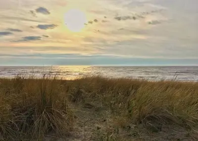 a view of the ocean from a sandy beach at De Loft in Zuid-Scharwoude