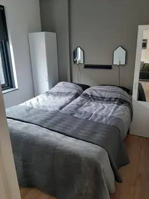 a bedroom with two beds in a room at Zomerhuis Carolina in Egmond aan Zee