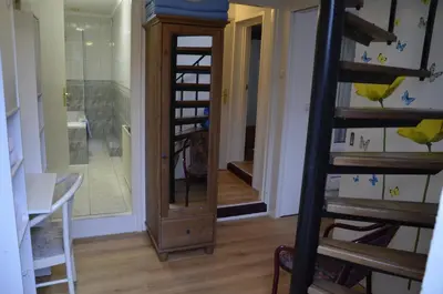 a room with a staircase and a glass door at Zomerhuisje achter Torenlicht in Egmond aan Zee