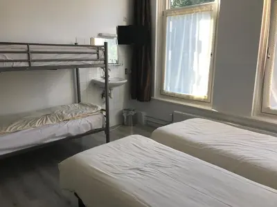a room with two bunk beds and a sink at hotel Oosterpark in Amsterdam