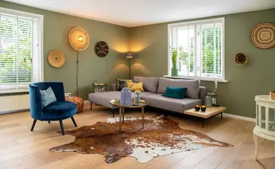 a living room with a couch and a table at Gastenverblijf KortVertoef in Kortenhoef