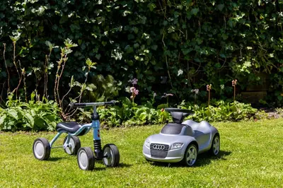 two toy cars are sitting in the grass at Kustlijn vakantiewoning in Egmond aan den Hoef
