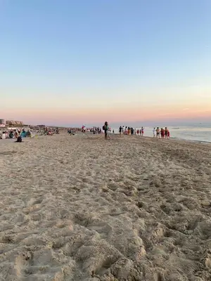 a group of people standing on a beach at Kustlijn vakantiewoning in Egmond aan den Hoef