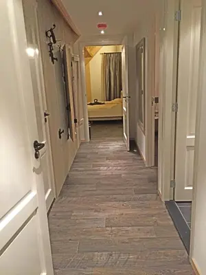 a hallway leading to a bathroom with a hallway at Christinahoeve Logies in Boskoop