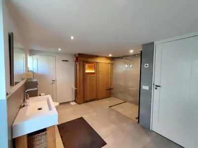 a bathroom with a sink and a shower at Luxe vakantiehuis met sauna De Barn Bergen in Bergen