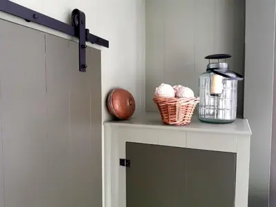 a shelf with a football and a basket of balls at Middelpunt Opmeer in Opmeer