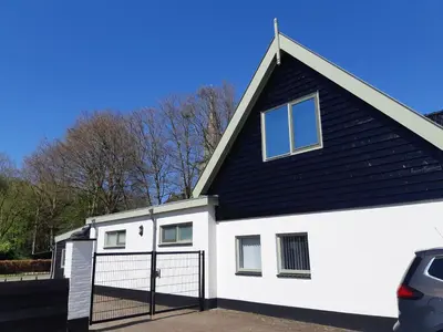 a white and black house with a black roof at Middelpunt Opmeer in Opmeer