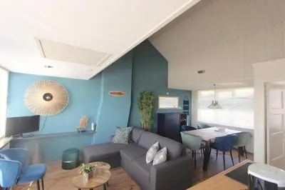 a living room with a couch and a table at Fijne vakantiehuizen 50 mtr van het strand in Egmond aan Zee