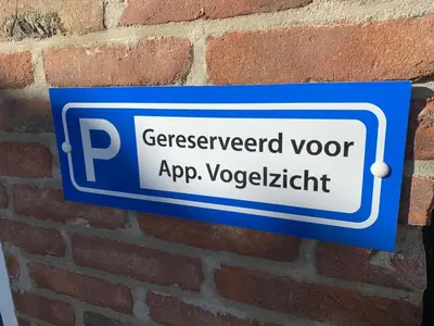 a sign on a brick wall that readsgarlezverborenoren roof apapp at Vogelzicht in Koedijk