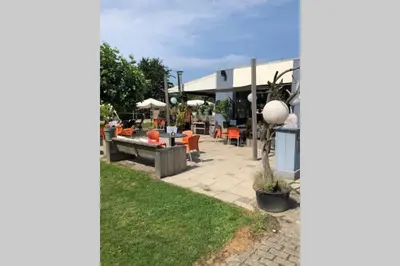 a patio with a table and chairs in a yard at Knus familiehuisje nabij Bergen en Schoorl in Warmenhuizen