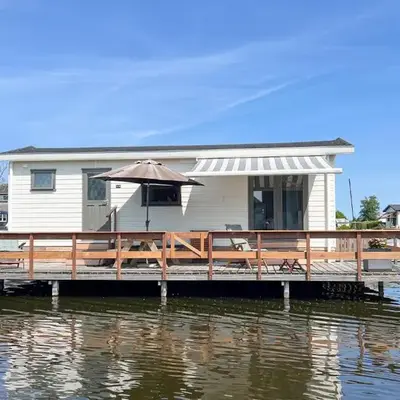 Lake Front Home In Breukelen