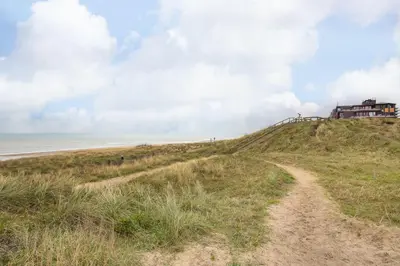 a house on top of a hill next to the beach at DE TRINTEL met zeezicht in Egmond aan Zee