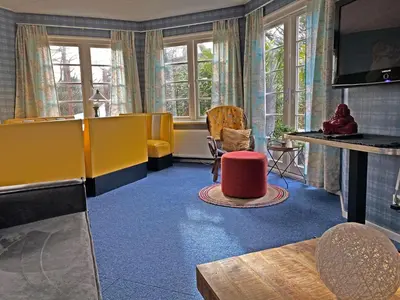 a waiting room with yellow and blue carpet at Villa Prinsenhof # Vierendertig in Bergen