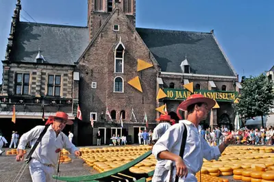 a group of men walking around a display of pumpkins at Villa Prinsenhof # Zes in Bergen
