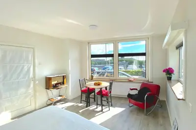 a room with a bed and a table and chairs at Who's Anton? Monnickendam, vlak bij Amsterdam in Monnickendam