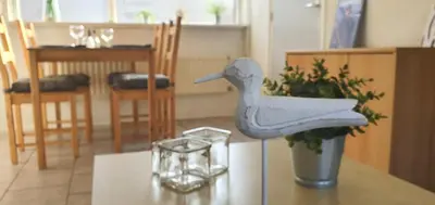 a statue of a bird sitting on a table at 'Heerlijk Zomerhuis Vlakbij Strand en Duinen' in Egmond aan Zee