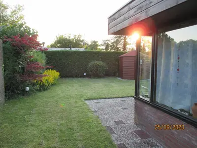 a view of a yard with a house with a window at Vakantiehuis Friedeburg in Warmenhuizen