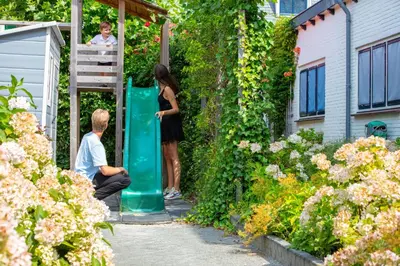 a group of people standing in a garden at Grandcafé Boutique Hotel Eemland in Eemnes