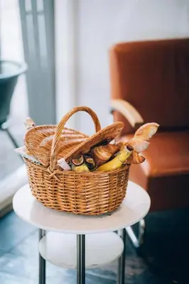a basket sitting on top of a stool at Vakantievilla 10 km van strand honden welkom omheinde tuin sauna buitenbad in Dirkshorn