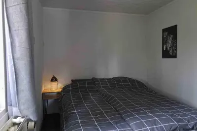 a small bedroom with a bed and a nightstand with a bed sidx sidx sidx at Have a nice stay! - Vakantiehuis de Schelp op rustig park in Noordwijk