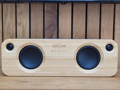 a wooden speaker sitting on top of a wooden floor at Tiny Villa de Haas met Infraroodsauna in Egmond aan Zee