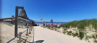 a building on the beach next to a sandy beach at Tiny Villa de Haas met Infraroodsauna in Egmond aan Zee