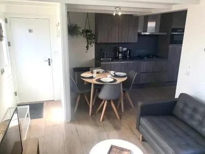 a living room with a table and a couch at Ferienhaus Genießen am Meer mit Wellnesszugang in Egmond aan Zee