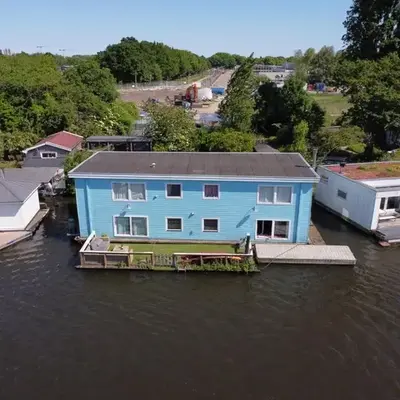 Amster Houseboat