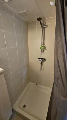 a bathroom with a bath tub with a shower curtain at Zomerhuis At Sea op top locatie in Egmond aan zee in Egmond aan Zee