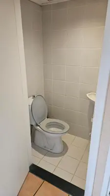 a bathroom with a toilet and a sink at Zomerhuis At Sea op top locatie in Egmond aan zee in Egmond aan Zee