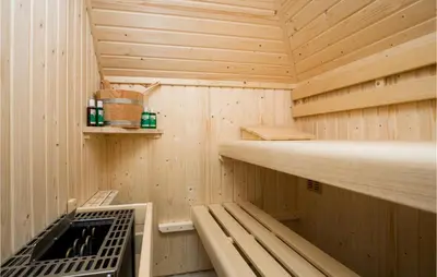 a wooden sauna with a bench and shelves at 'T Sterntje in Bergen aan Zee