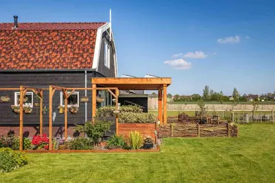 a house with a garden in front of it at De Heerlijkheid Hensbroek in Hensbroek