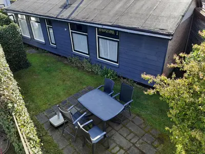 an overhead view of a patio with a table and chairs at Bakker2 in Groet