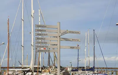 a sign in a marina with many boats at Mermaid-Hausboote 2 in Lelystad