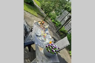 an overhead view of a table with a vase of flowers at De Oude Smederij voor 2 personen in 't Veld in De Leijen