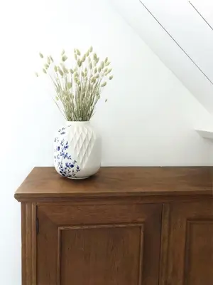 a blue and white vase sitting on top of a wooden cabinet at Beach House For You - Luxe verblijf, 5 min van het strand in Katwijk aan Zee
