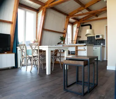 a kitchen and dining room with a table and chairs at klein polderhuis - bollenschuur in Roelofarendsveen