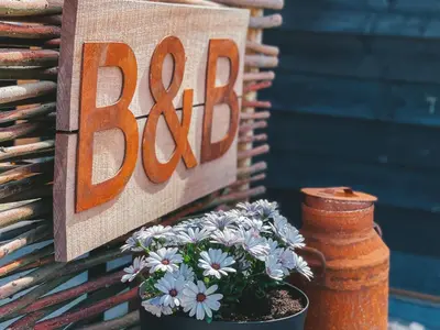 a sign that says therop next to a pot of flowers at B&B Landslake I in Landsmeer