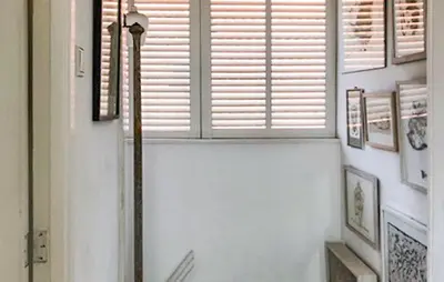 a hallway with a window with blinds on it at Paradis in Bergen