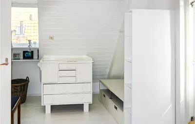 a room with a desk and a white dresser at Paradis in Bergen