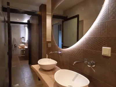 a bathroom with a sink and a mirror at Pura Vida Panorama in Oud-Ade