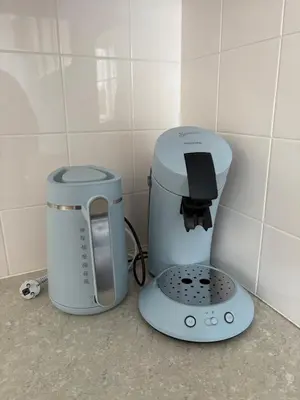 a coffee maker and a blender in a kitchen at ‘T Vissershuisje in Zandvoort