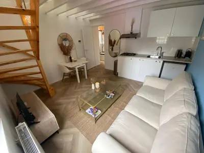 a living room with a white couch and a table at ‘T Vissershuisje in Zandvoort