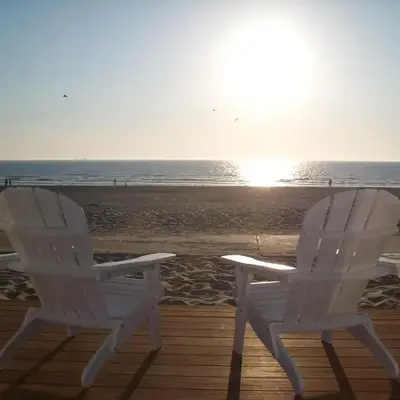 Luxe Strandhuisje op het strand van Wijk aan Zee met wifi